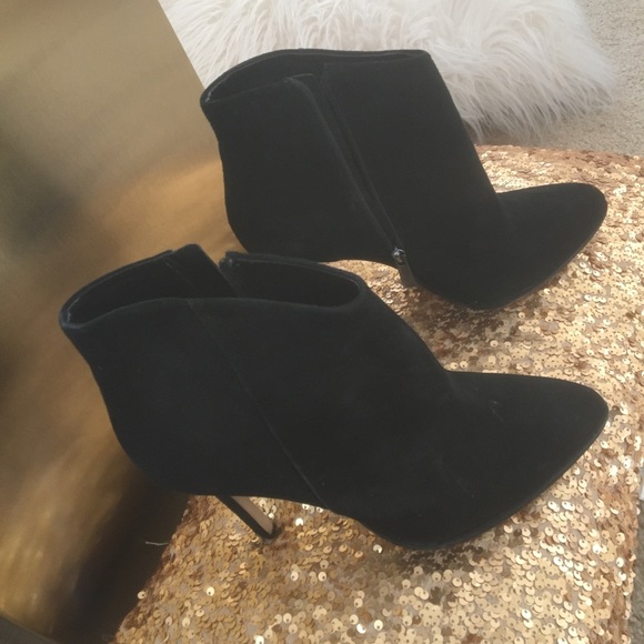 Vince Camuto Shoes - Like new Vince Camuto Suede Bootie